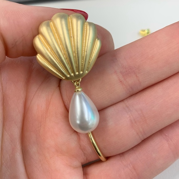 Earrings  stud dangling Pearl earrings micro dainty shell - Picture 2 of 5